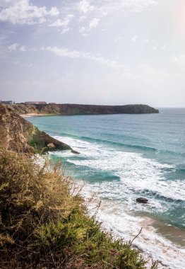 Portekiz Sarges köyü yakınındaki kayalık deniz kıyısı