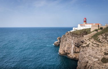 Cape St. Vincent, Portekiz, kayalık sahil üzerinde şaşırtıcı deniz feneri