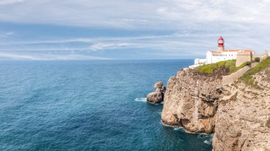Cape St. Vincent, Portekiz, kayalık sahil üzerinde şaşırtıcı deniz feneri