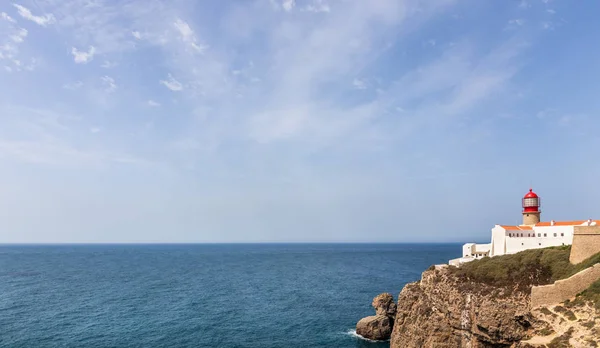 セント ヴィンセント岬 ポルトガルで岩が多い海岸の素晴らしい灯台 — ストック写真