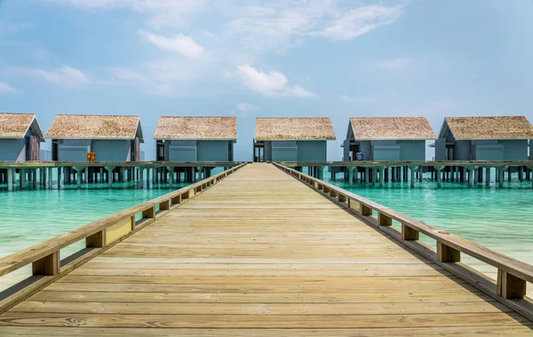Holzsteg Und Türkisfarbener Indischer Ozean Auf Den Exotischen Malediven — Stockfoto