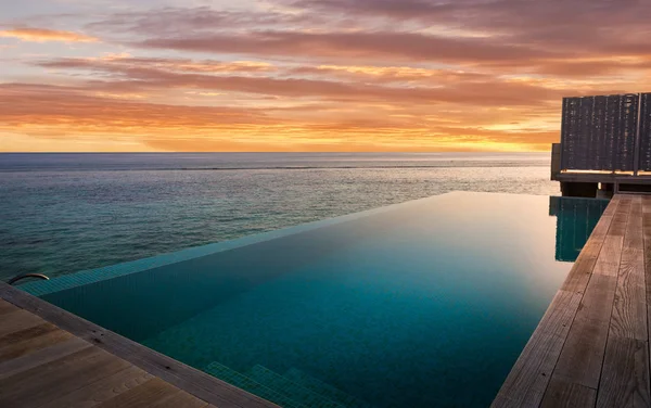 Prywatny Basen Niesamowite Zachód Słońca Malediwy — Zdjęcie stockowe