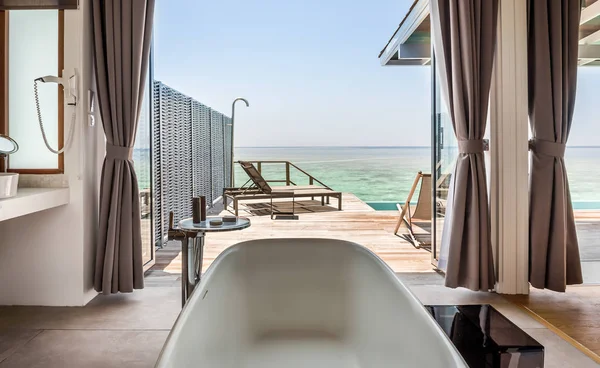 Interieur Einer Luxuriösen Wasservilla Mit Atemberaubender Aussicht Auf Die Malediven — Stockfoto