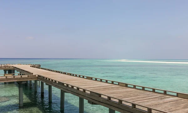 Holzsteg Und Türkisfarbenes Wasser Des Indischen Ozeans Auf Den Malediven — Stockfoto
