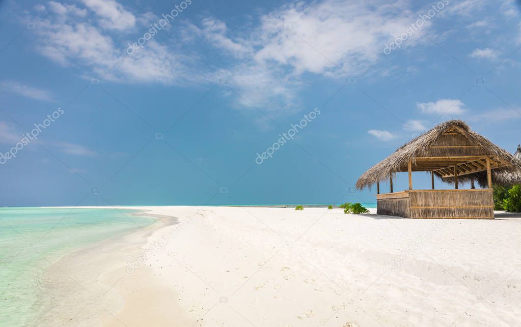 Amazing sand dune and turquoise Indian ocean in Maldives
