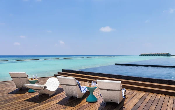 Liegestuhl Und Wunderschöner Türkisfarbener Indischer Ozean Auf Den Malediven — Stockfoto