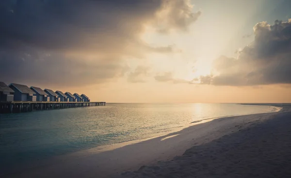 Atemberaubender Sonnenuntergang Über Indischem Ozean Und Wasservillen Auf Den Malediven — Stockfoto