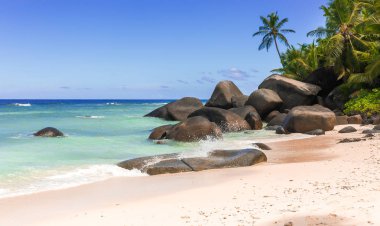 Cennet Adası Seyşel Adaları, kumlu plaj ve Hint Okyanusu üzerinde mavi gökyüzü