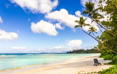 Kumlu plaj ve turkuaz Hint Okyanusu de Seyşeller pastoral sahne