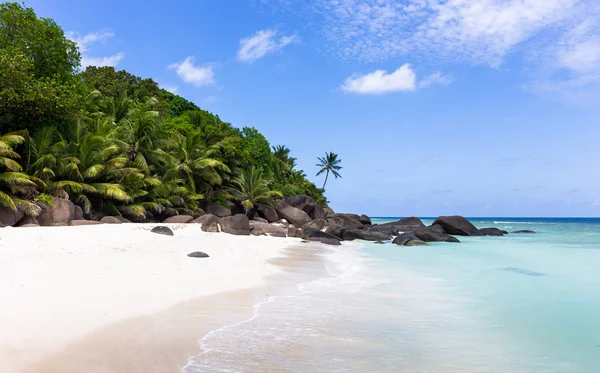 奇妙天堂海滩上的剪影岛 塞舌尔 — 图库照片