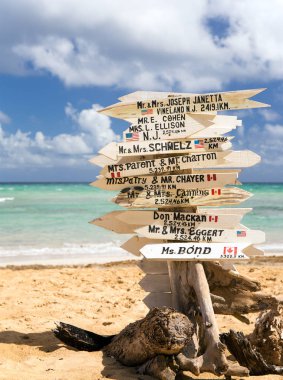 Komik yönü tabelasını yeni evliler adları ile