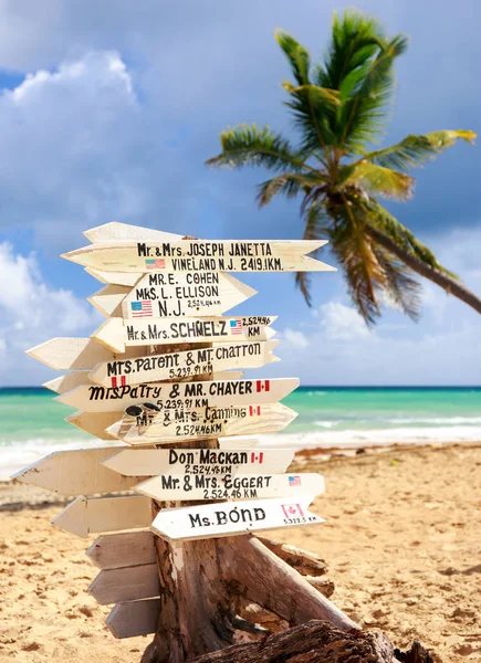 Funny Direction Signpost Names Newlyweds — Stock Photo, Image