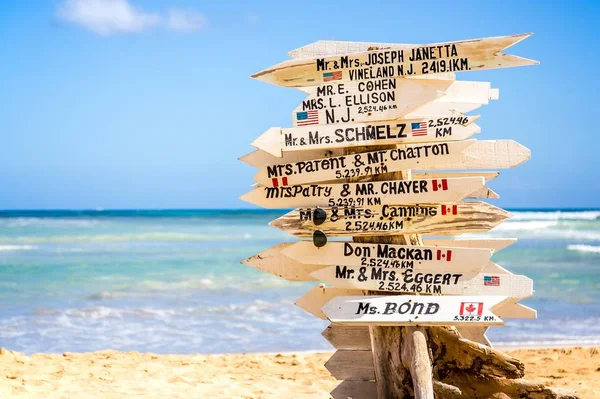 Funny Direction Signpost Names Newlyweds — Stock Photo, Image