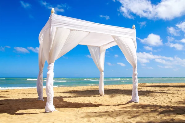 ドミニカ共和国のカリブ海のビーチ結婚式の祭壇 — ストック写真