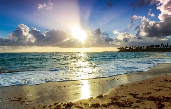 美丽的早晨在加勒比海海滩在多米尼加共和国 — 图库照片