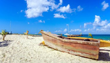 Dominik Cumhuriyeti'ndeki caribbean Beach küçük ahşap tekne