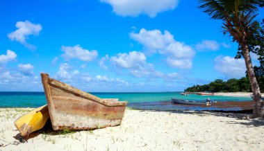 Dominik Cumhuriyeti'ndeki caribbean Beach küçük ahşap tekne