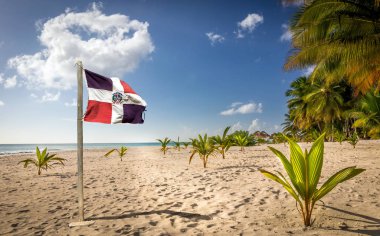 Caribbean beach ve Saona adada Dominik Cumhuriyeti bayrağı