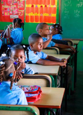 Higuey, Dominik Cumhuriyeti - 19 Kasım 2014: tanımlanamayan çocuk Dominik okulda fren sırasında.