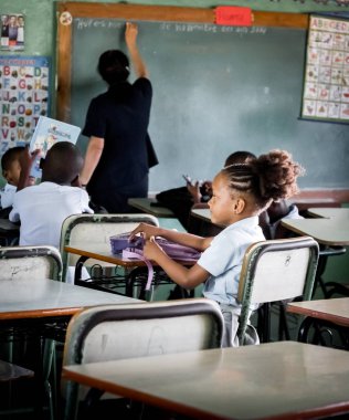 Higuey, Dominik Cumhuriyeti - 19 Kasım 2014: tanımlanamayan çocuk Dominik okulda fren sırasında.