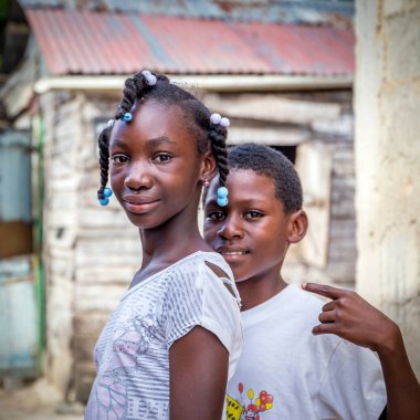 Higuey, Dominik Cumhuriyeti - 19 Kasım 2014: mülteci kampında Dominik Cumhuriyeti Haiti çocuk gülümseyen portresi