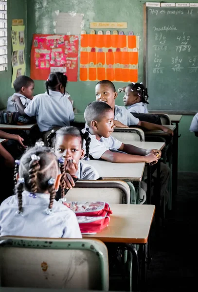 Higuey, Dominik Cumhuriyeti - 19 Kasım 2014: tanımlanamayan çocuk Dominik okulda fren sırasında.