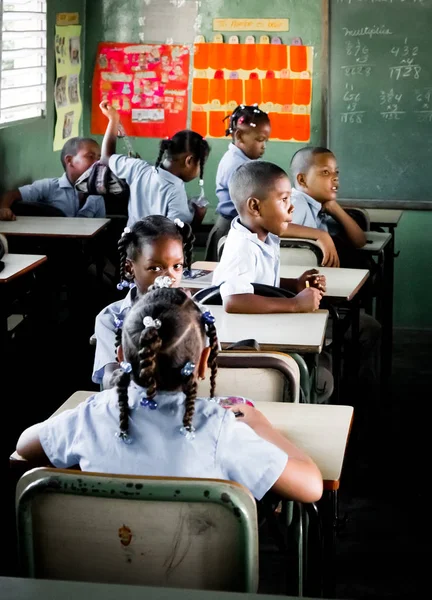 Higuey, Dominik Cumhuriyeti - 19 Kasım 2014: tanımlanamayan çocuk Dominik okulda fren sırasında.