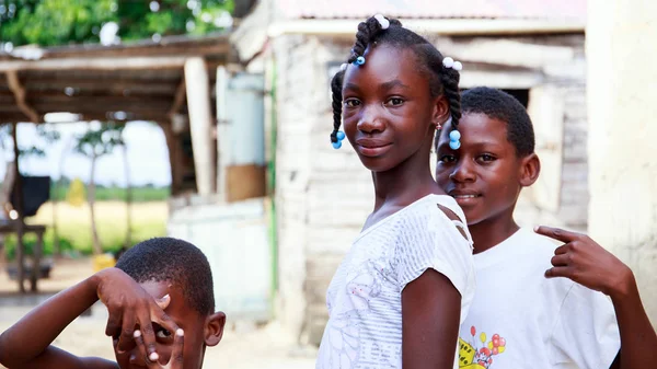 Higuey, Dominik Cumhuriyeti - 19 Kasım 2014: mülteci kampında Dominik Cumhuriyeti Haiti çocuk gülümseyen portresi