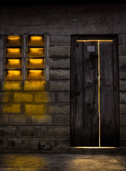 Parlak ışık ile bina gizemli geliyordu dışarı içinde