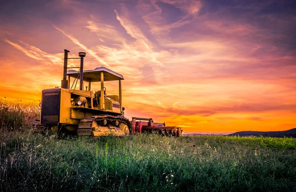 Caterpillar Geweldige Zonsondergang Met Dramatische Hemel — Stockfoto