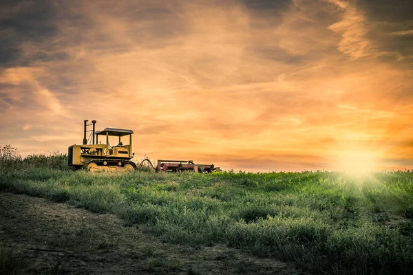 Tractor Amazing Sunset Dramatic Sky — Stock Photo, Image