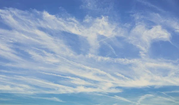 Mavi Gökyüzü Beyaz Kabarık Bulutlar Arka Plan — Stok fotoğraf