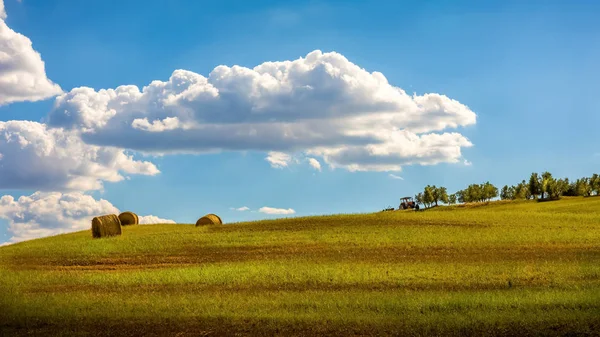 Landsbygdens Landskap Höstackar Blå Himmel Och Vita Moln — Stockfoto