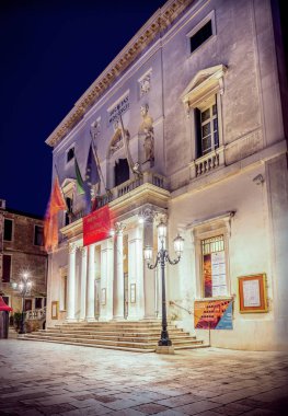 Venice, İtalya - 29 Mayıs 2015: Işıklı La Fenice Tiyatrosu'nda gece Venedik, İtalya