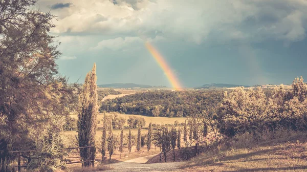 托斯卡纳景观上的彩虹和厚重的云彩 — 图库照片
