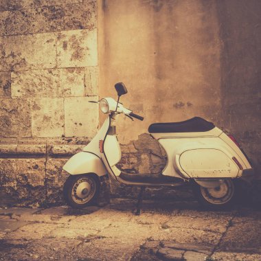 Montepulciano şehirde, Tuscany eski bina önünde scooter