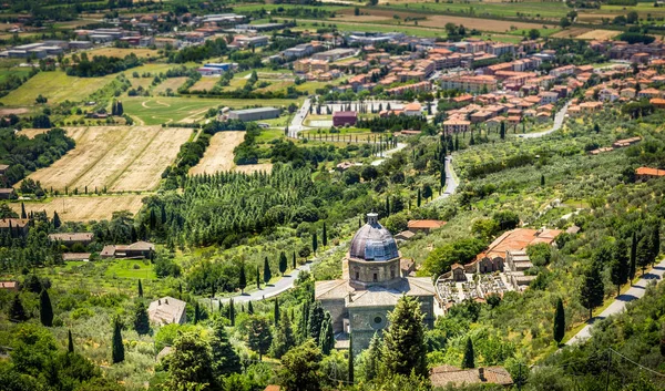 Letecký Pohled Zelené Toskánské Polí Pohled Antické Město Cortona — Stock fotografie