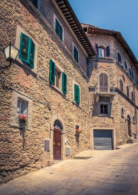 Toskana bölgesindeki eski Cortona şehrin dar sokak