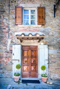 Cephe Toskana evin şehirdeki antik Cortona, İtalya