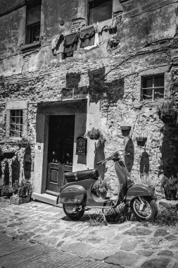 Siyah ve beyaz sahne Cortona Toskana kasabadan