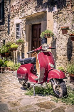 Cortona şehirde, Tuscany eski bina önünde scooter