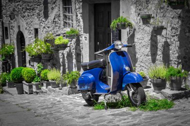 Cortona şehirde, Tuscany eski bina önünde scooter