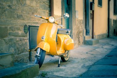 Cortona, İtalya - 26 Haziran 2015: Antika Toskana Cortona şehirdeki sarı scooter. Tipik İtalyan pitoresk sahne.