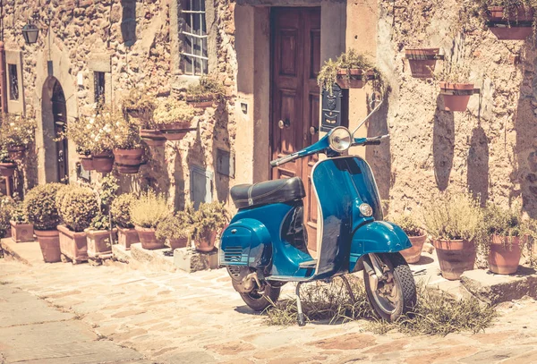 Scooter Devant Vieux Bâtiment Dans Ville Cortona Toscane — Photo