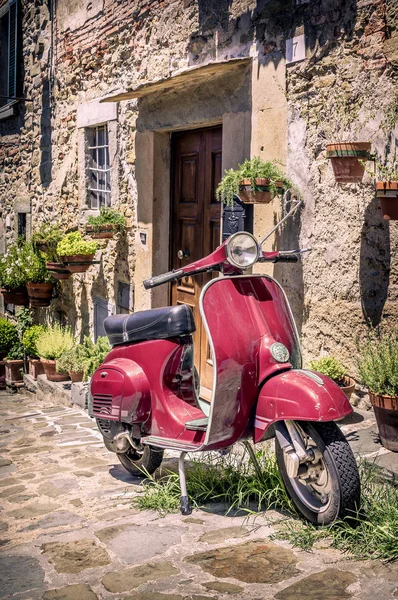 Cortona şehirde, Tuscany eski bina önünde scooter