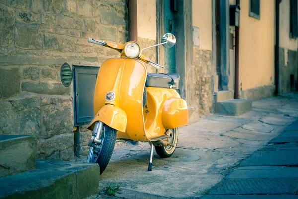 Cortona Italie Juin 2015 Scooter Jaune Dans Ville Antique Cortona — Photo