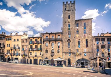 Arezzo, İtalya - 26 Haziran 2015: Piazza Grande tuscan ana kare Arezzo city, İtalya