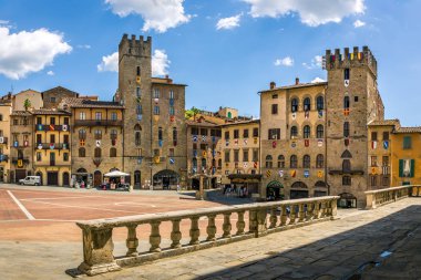 Arezzo, İtalya - 26 Haziran 2015: Piazza Grande tuscan ana kare Arezzo city, İtalya