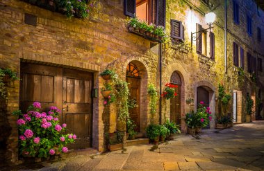 Gece Toskana Pienza şehrin güzel sokak