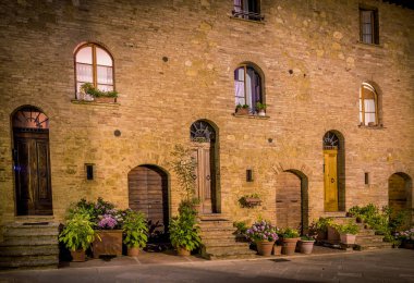 Gece Toskana Pienza şehrin güzel sokak